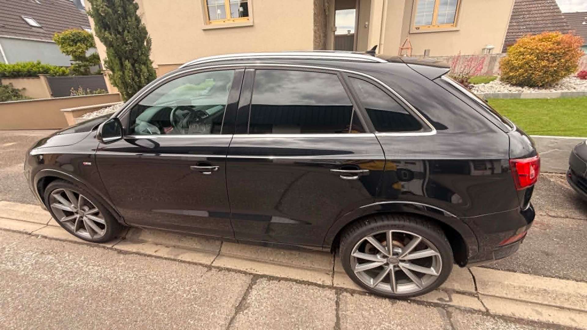 Audi Q3 noire avec vitres teintées arrière — pose Eclipse Tint