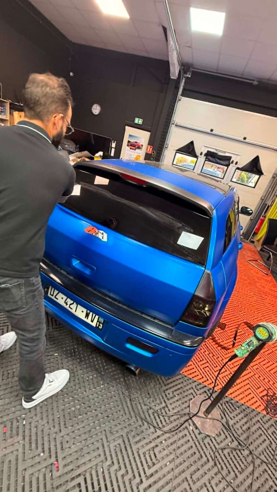 Clio bleue avec film teinté arrière homologué ABG